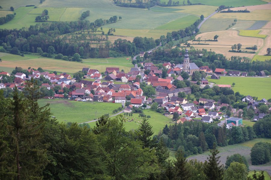 Vue sur Seibelsdorf, un quartier de Marktrodach, depuis la Radspitze
