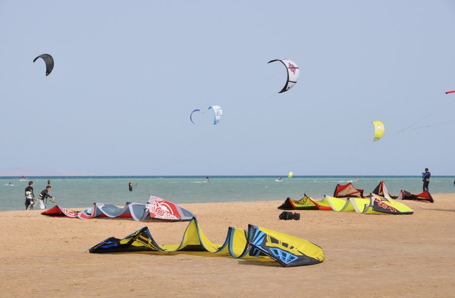 Kitesurfer sur la mer Rouge à Mangroovy Beach à El Gouna