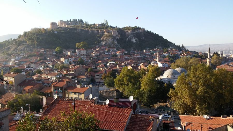 Vue sur la forteresse de Kütahya au-dessus de la ville