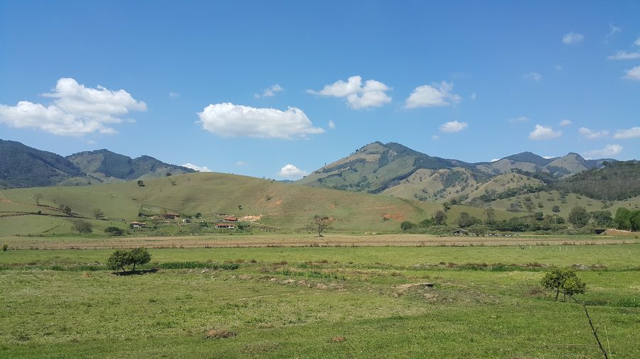 Campagne vallonnée à Minas Gerais, au bord d’une autoroute.