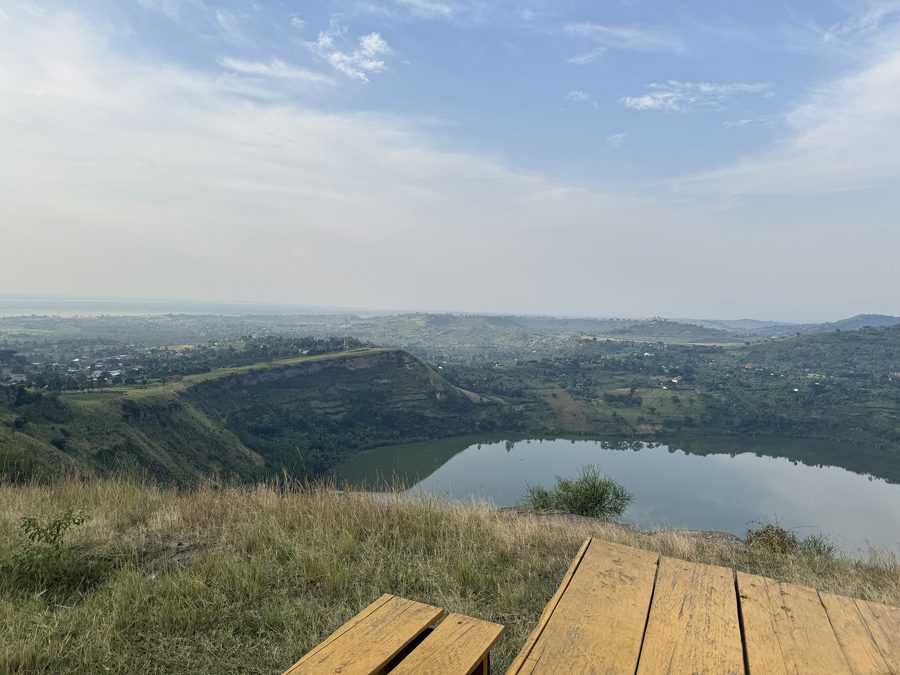Lac de cratère dans le champ de cratères de Bunyaruguru le long de l’escarpement de Kichwamba, près du parc national Queen Elizabeth, Ouganda