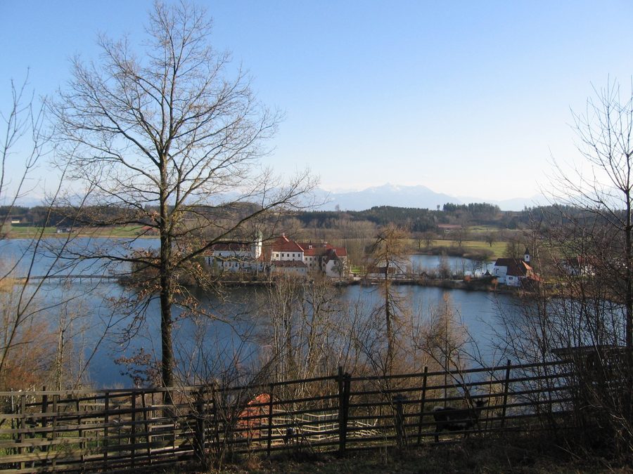 Monastère de Seeon avec les Alpes de Chiemgau en arrière-plan