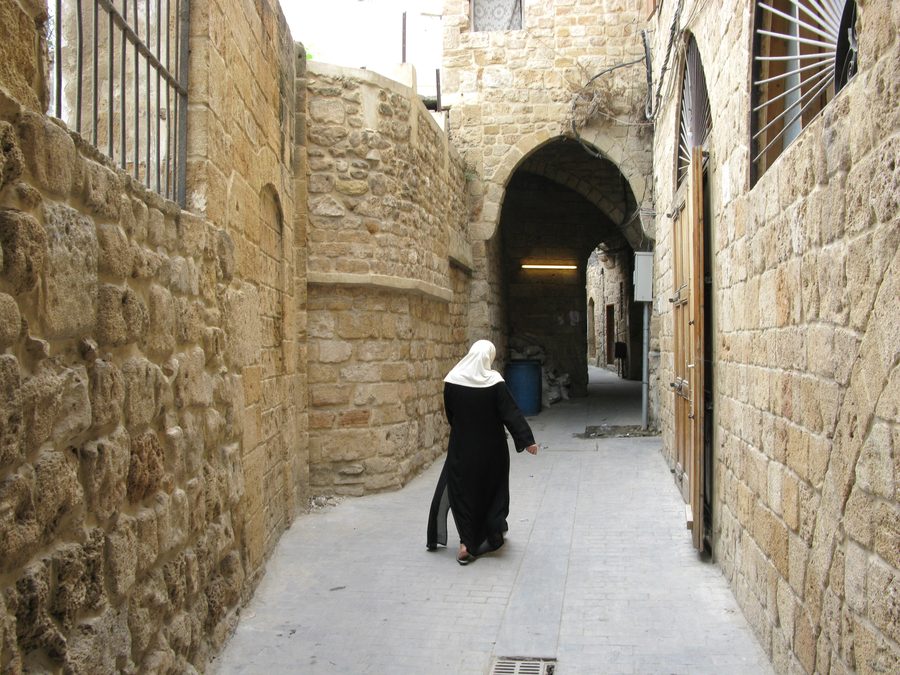 Ruelle étroite et sinueuse dans la vieille ville de Saïda