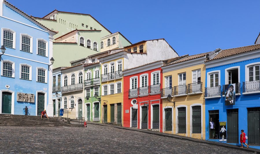 Maisons historiques colorées au Largo do Pelourinho à Salvador, Bahia