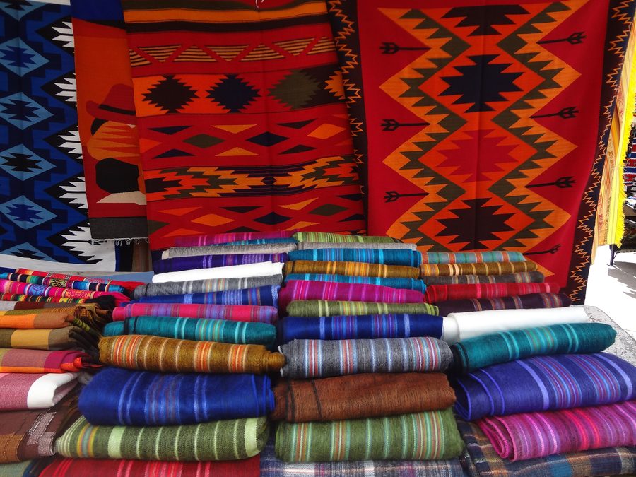 Étalages sur le marché artisanal d’Otavalo dans les Andes