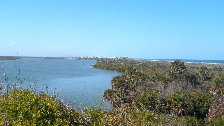 Vue vers le nord de New Smyrna Beach, en Floride, depuis l’entrée de la passe