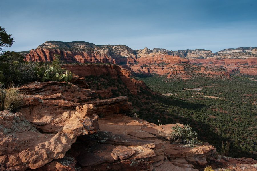 Vue depuis le sentier de Doe Mountain en direction des canyons de Fay et Boynton près de Sedona