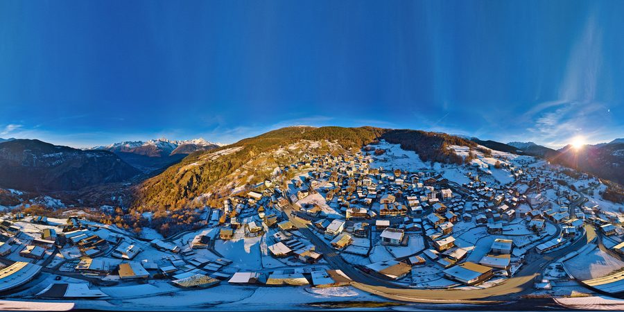 Vue aérienne de Visperterminen dans les montagnes valaisannes.