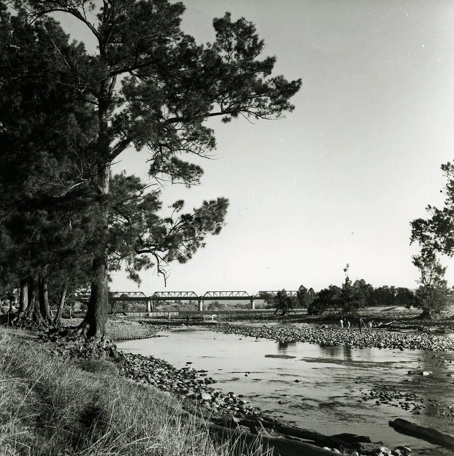 Nepean River à Penrith avec le Victoria Bridge à Emu Ford