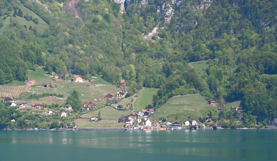 Quinten au bord du lac de Walenstadt devant le panorama montagneux