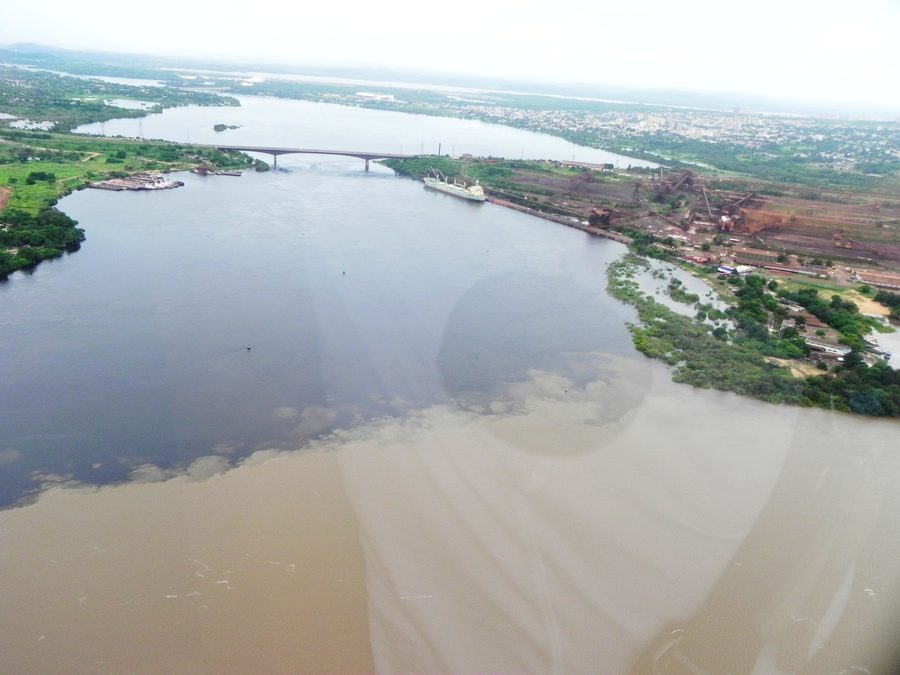 Vue aérienne de la confluence du Río Caroní et de l’Orénoque