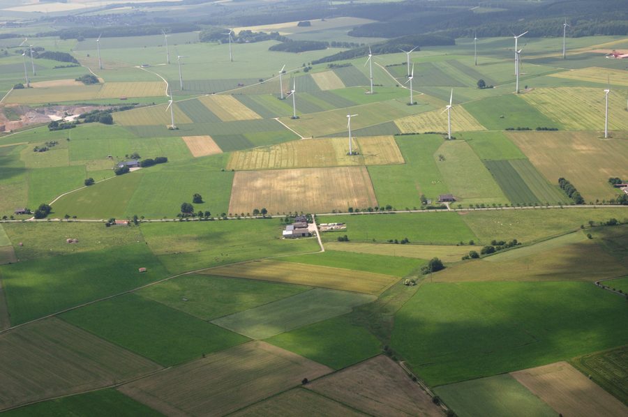 Vue aérienne du paysage près de Madfeld avec le parc éolien citoyen Sauerland Ost