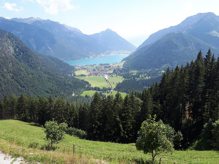 Vue sur l’Achensee près de Pertisau avec panorama de montagne.