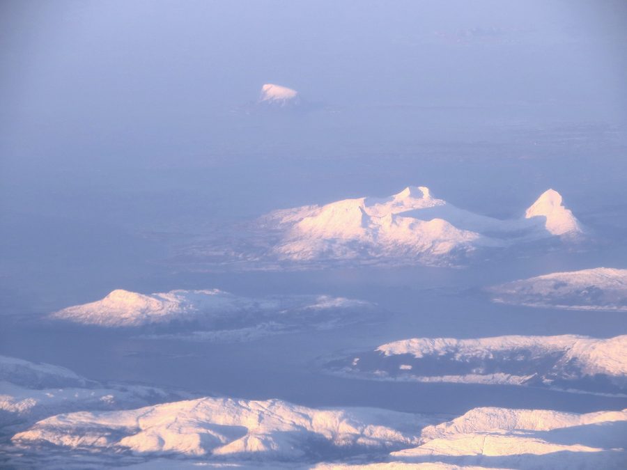 Vue aérienne du paysage côtier et insulaire de la commune de Nesna dans le Nordland