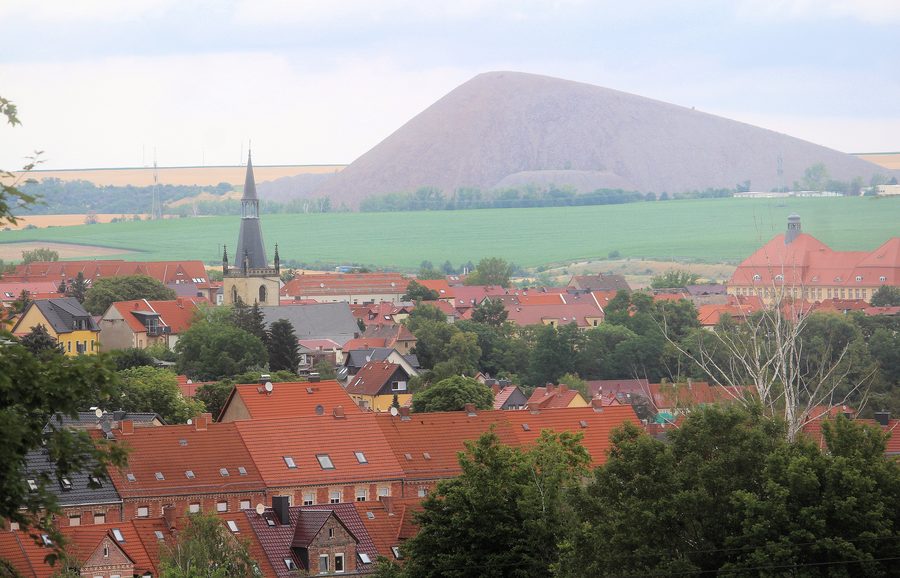 Vue vers l’église Saint-Anne et le terril Fortschrittschacht à Lutherstadt Eisleben