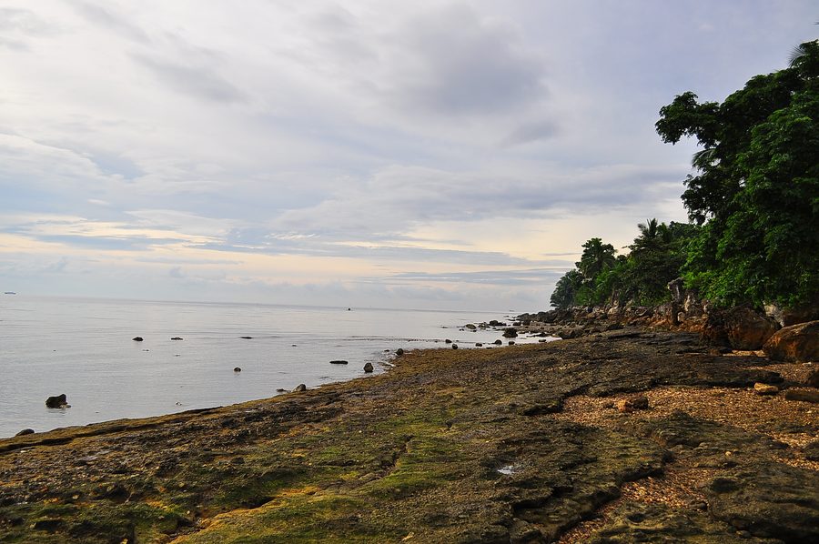Plage rocheuse à Panalipan, Catmon, Cebu, Philippines.