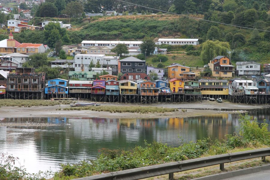 Maisons sur pilotis colorées sur le littoral de Castro à Chiloé