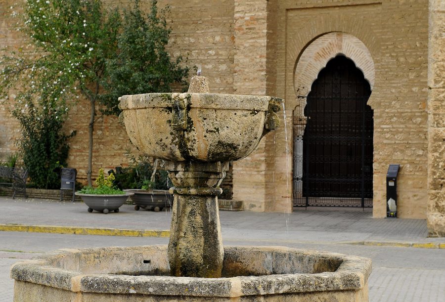 Fontaine devant l’église Santa María de la Granada à Niebla, Huelva