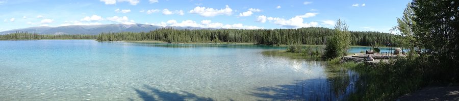 Panorama du lac Boya dans le parc provincial de Boya Lake, près de Watson Lake, dans le nord de la Colombie-Britannique.