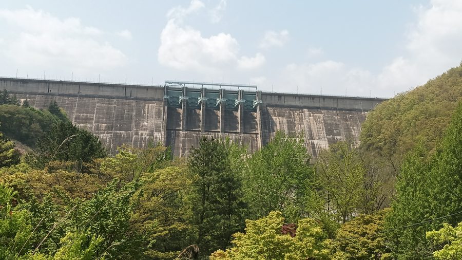 Barrage de Hapcheon avec paysage lacustre environnant en Corée du Sud