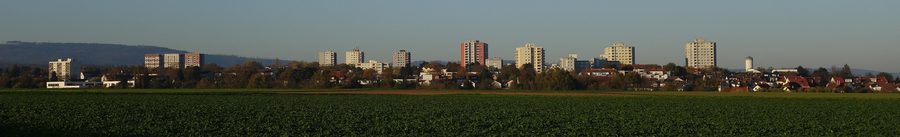 Vue panoramique de Steinbach (Taunus) avec le Taunus à l'horizon