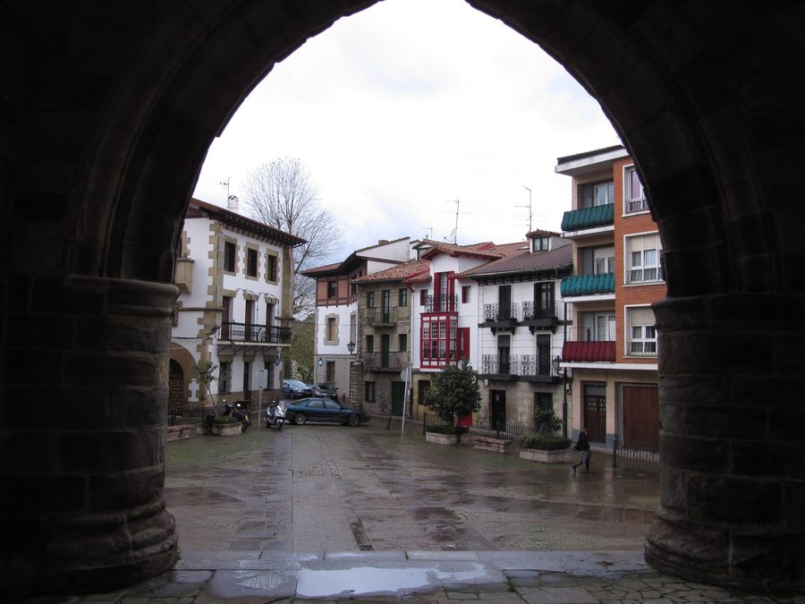 Vieille ville historique de Plentzia avec des maisons serrées les unes contre les autres