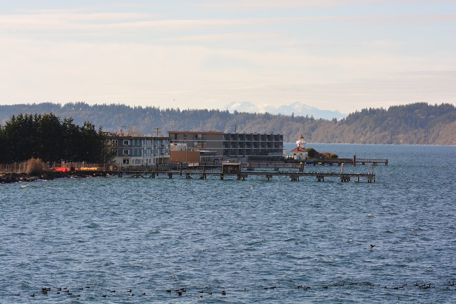 Front de mer de Mukilteo dans l’État de Washington, vu vers le sud depuis le débarcadère du ferry