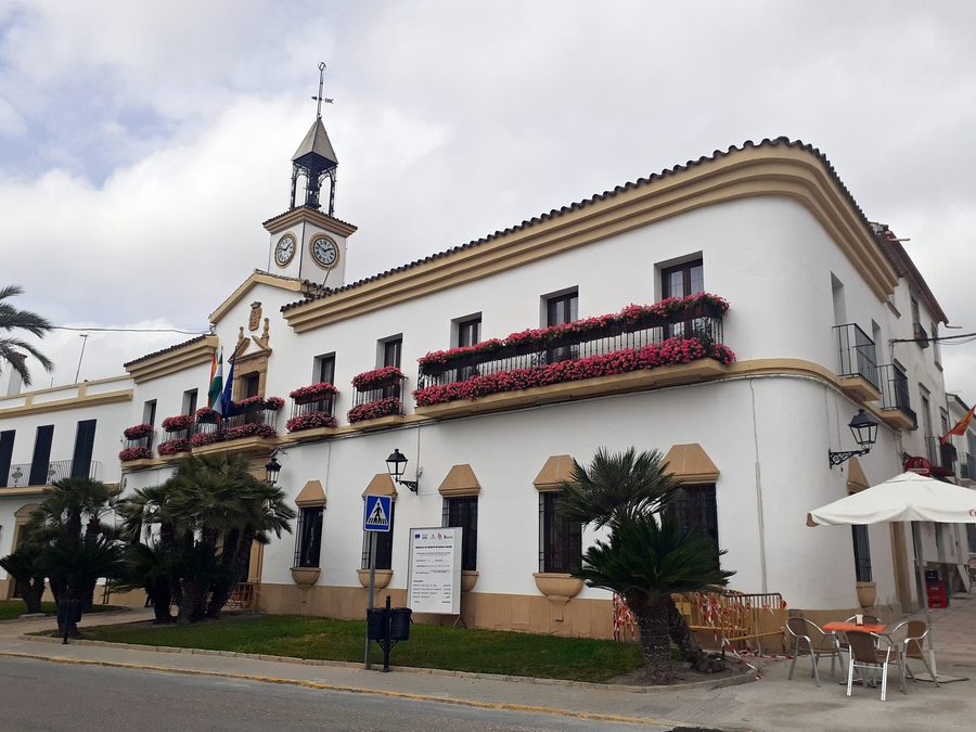 Façade de l’hôtel de ville de Cañete de las Torres, province de Cordoue, Espagne.
