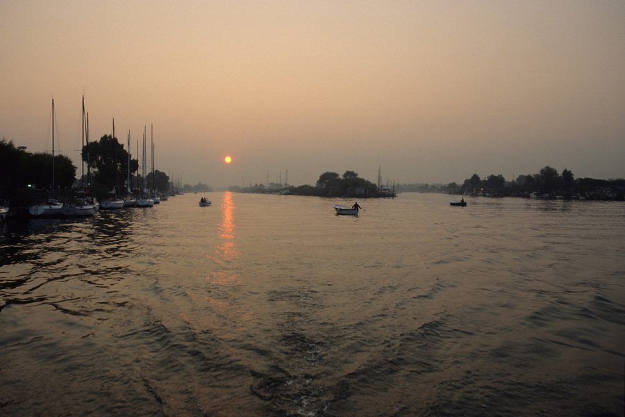 Lever de soleil sur la Fiumara Grande sur la côte du Latium