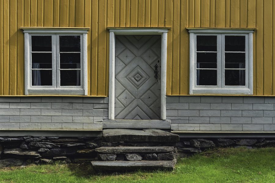 Entrée d’une maison norvégienne traditionnelle au musée populaire de Valdres