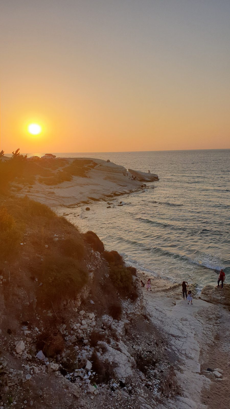 Coucher de soleil sur la côte méditerranéenne rocheuse près de Lattaquié