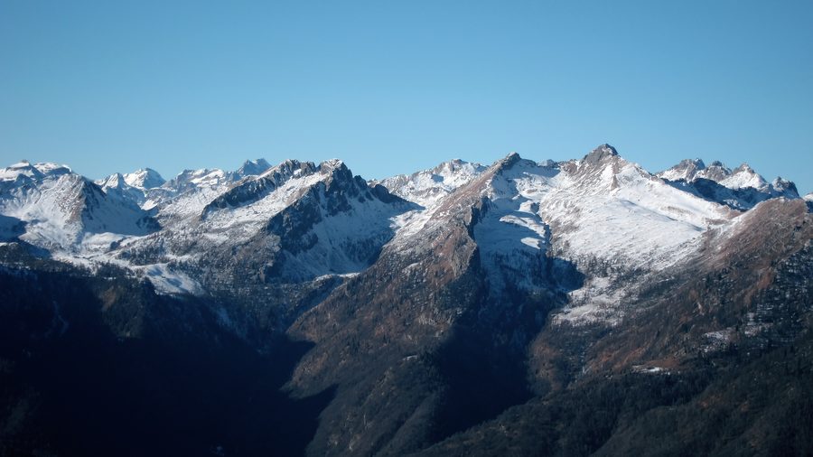 Vue sur le paysage montagneux boisé de la vallée d’Onsernone au Tessin