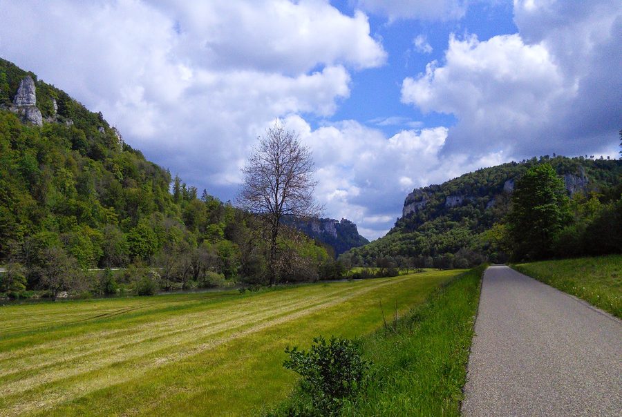 Piste cyclable du Danube à l’est de Beuron dans la haute vallée du Danube