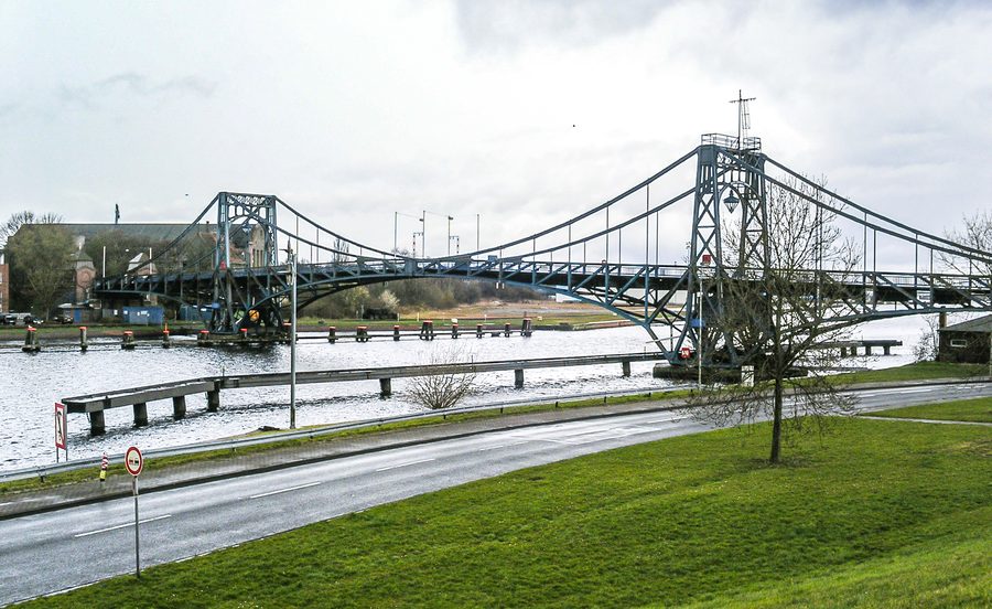 Pont Kaiser-Wilhelm au-dessus d’un bassin portuaire à Wilhelmshaven