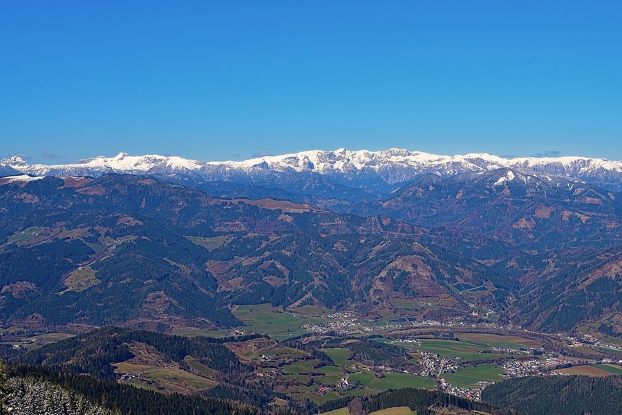 Vue sur la Mur vers le groupe du Hochschwab dans le Murtal