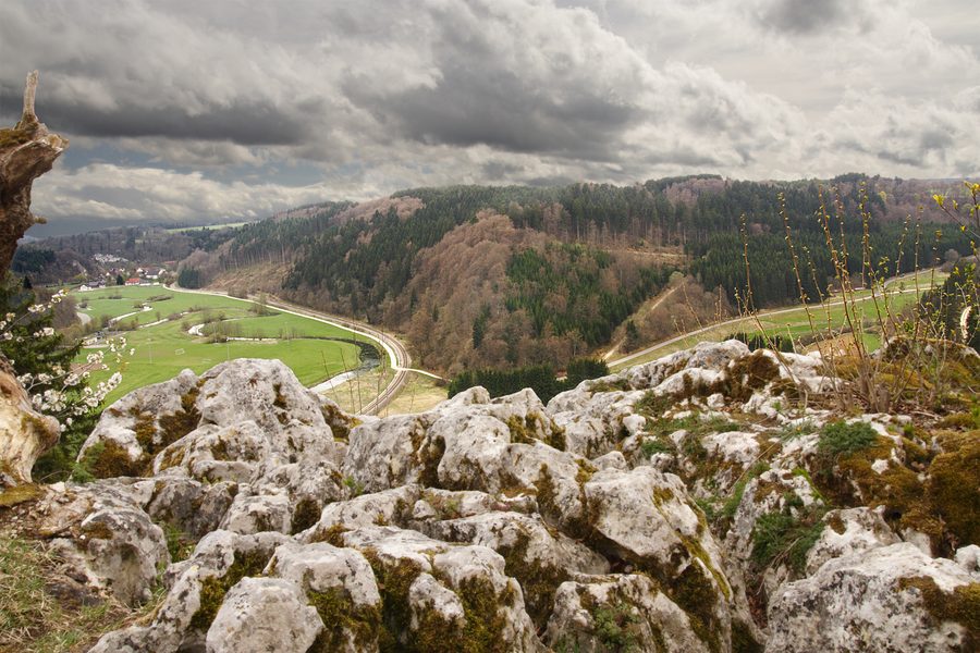 Groupe de rochers karstiques au confluent de la Fehla et de la Lauchert dans la vallée de la Lauchert près de Veringenstadt
