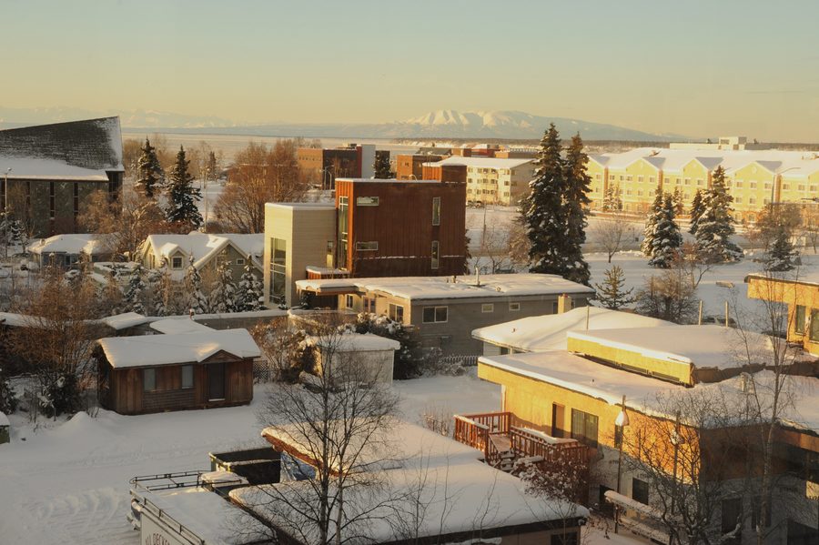 Vue hivernale d’Anchorage sur le Knik Arm du Cook Inlet et le mont Susitna