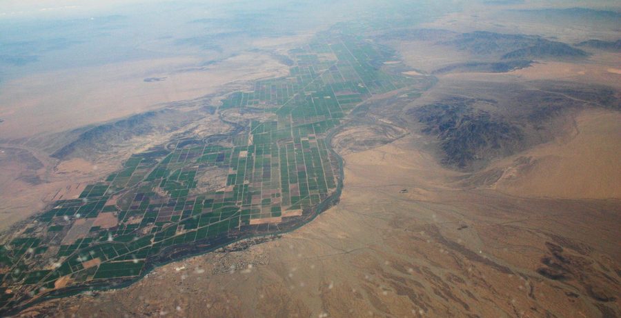 Vue aérienne de la vallée de Parker avec le fleuve Colorado près de Parker, Arizona