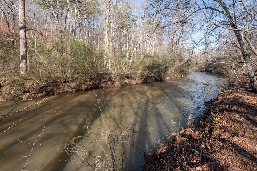 La rivière Alcovy dans le parc Freeman's Mill dans le comté de Gwinnett, en Géorgie