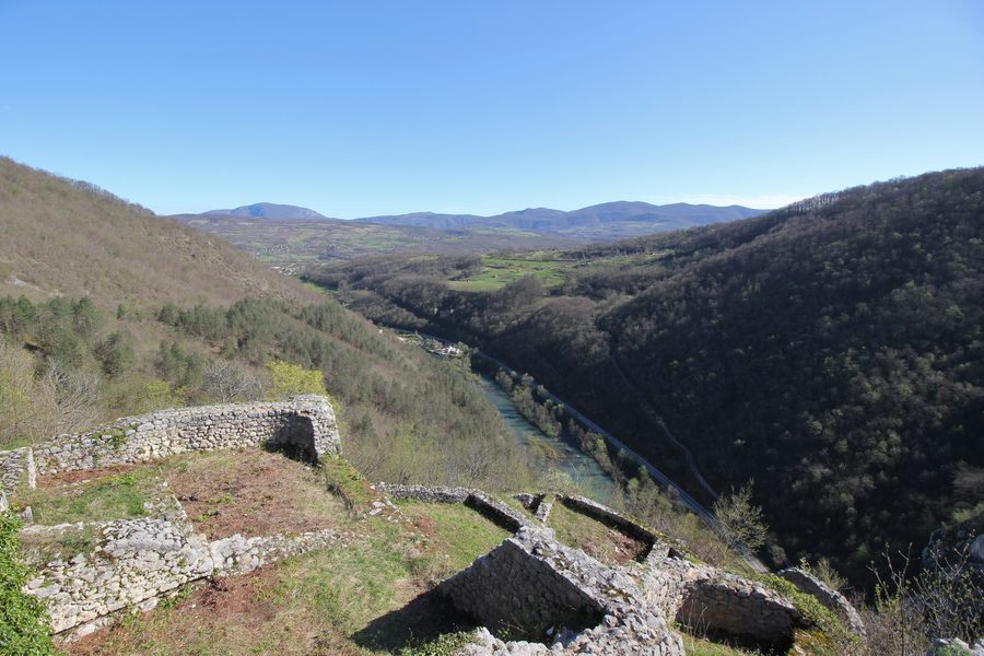 Vue depuis la forteresse de Ključ sur la vallée de la Sana en Bosnie-Herzégovine