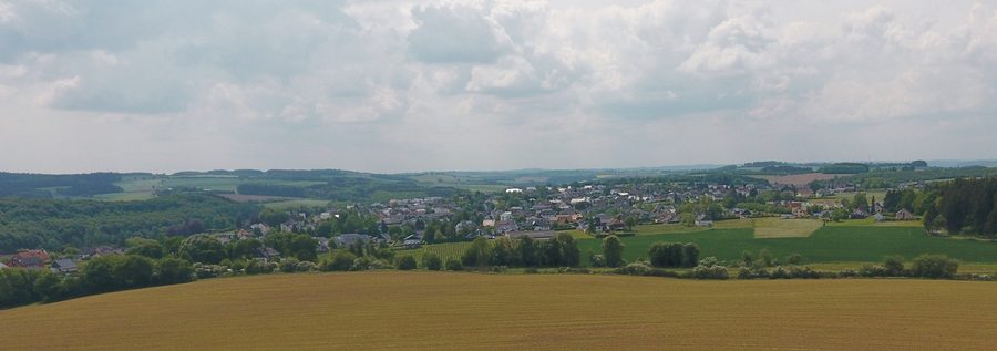 Vue aérienne d’Arzfeld dans l’Eifel avec son environnement rural