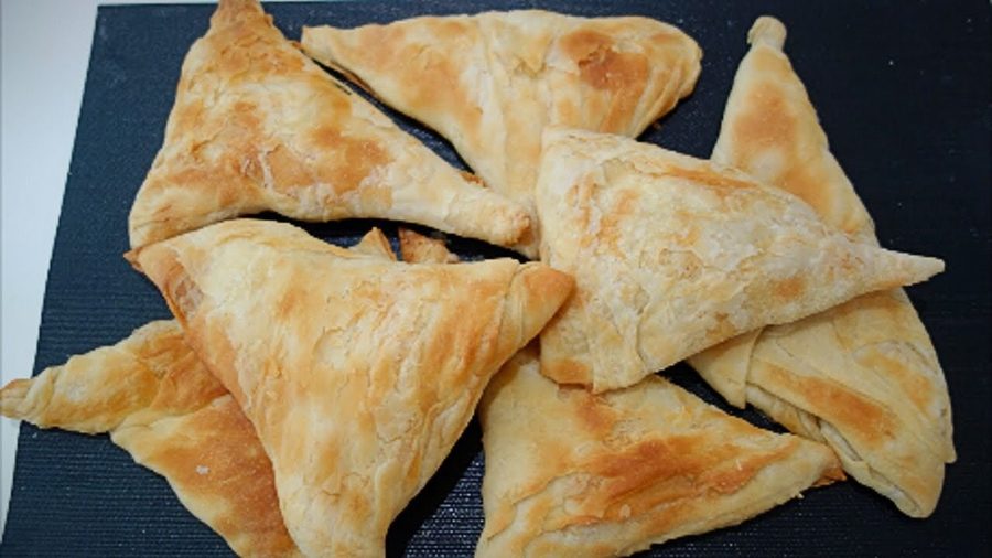 Byrek triangulaire dans une assiette.