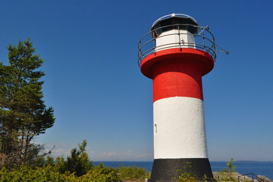 Un phare sur une petite île de l’archipel de Piteå, en Norrbotten, Suède.