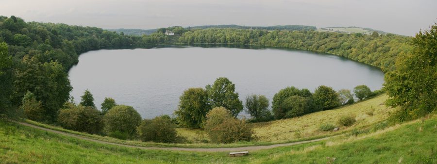 Vue sur le Weinfelder Maar près de Daun dans l’Eifel volcanique
