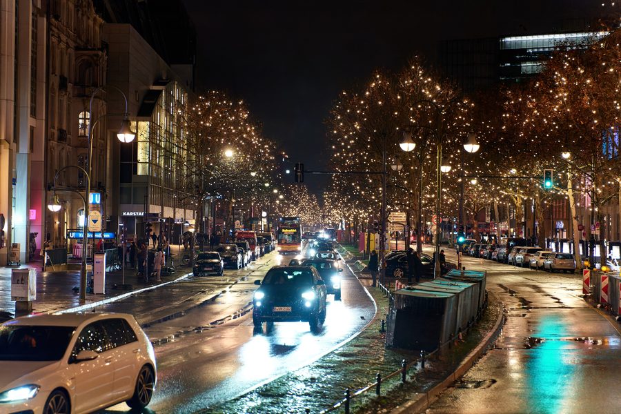 Kurfürstendamm à Berlin-Charlottenbourg avec illumination de Noël nocturne