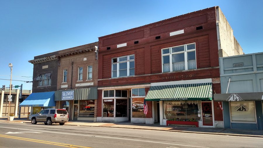 Bâtiments historiques et rue dans le centre-ville de Lonoke, Arkansas