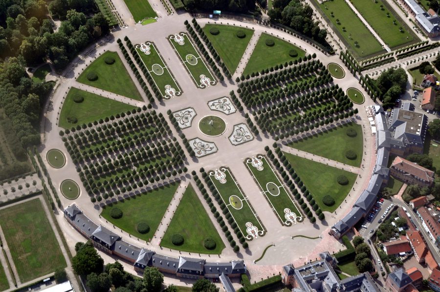 Vue aérienne de l’entrée du jardin du château de Schwetzingen