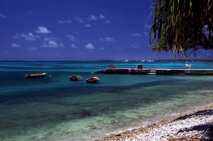Plage et paysage côtier plat à Funafuti, à Tuvalu
