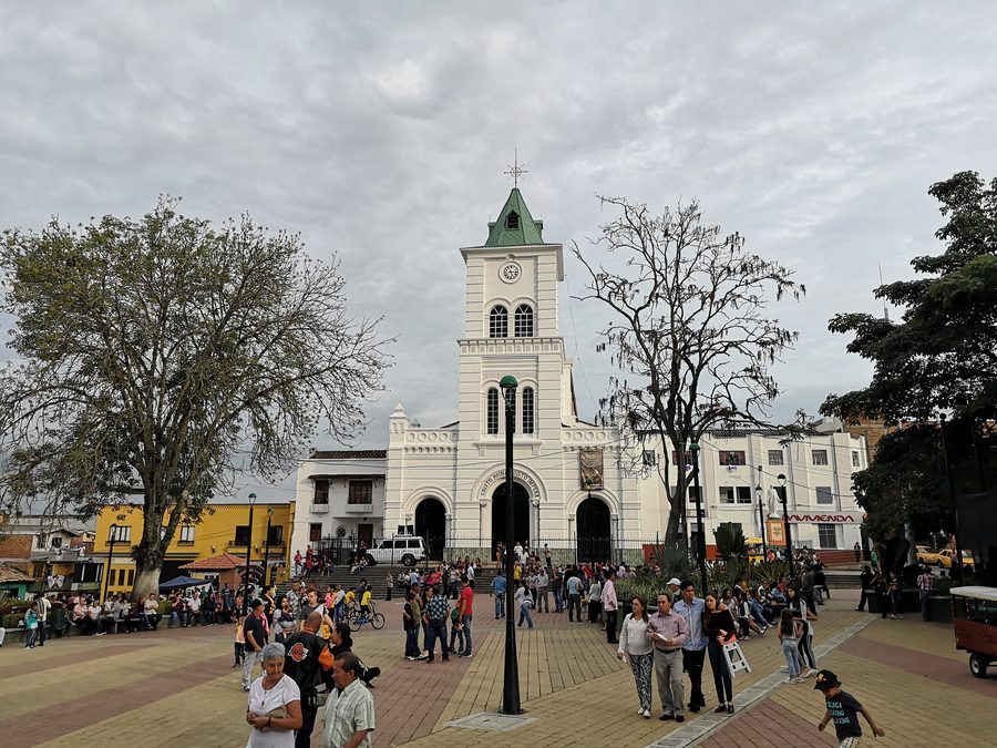 Église de Santa Bárbara, Santa Bárbara, Antioquia, Colombie, vue depuis le parc