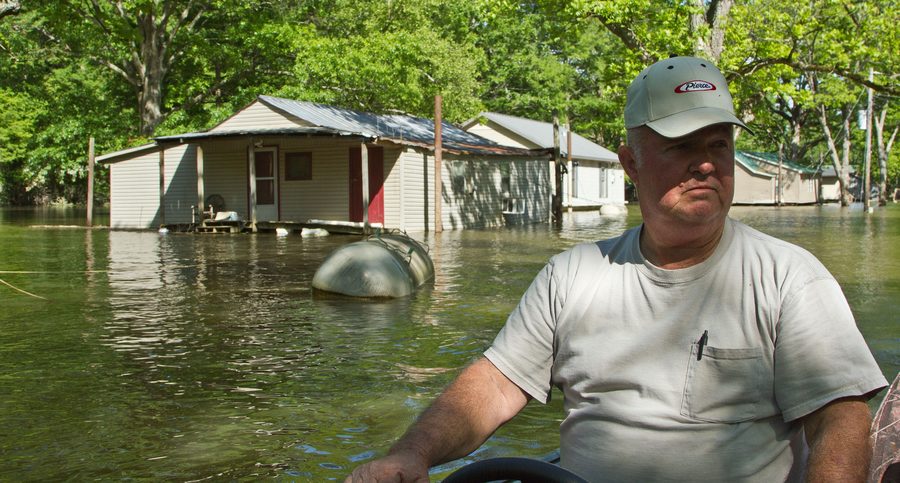 Bateau à moteur observant les inondations du Mississippi dans le comté de Lauderdale, Tennessee